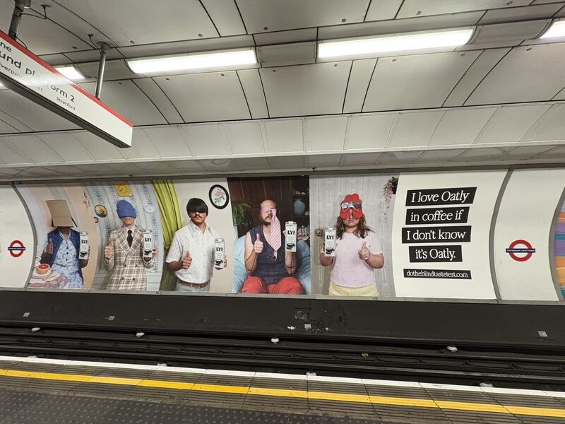 Referencia sectorial: furgoneta de café Oatly en salida de estación de tren